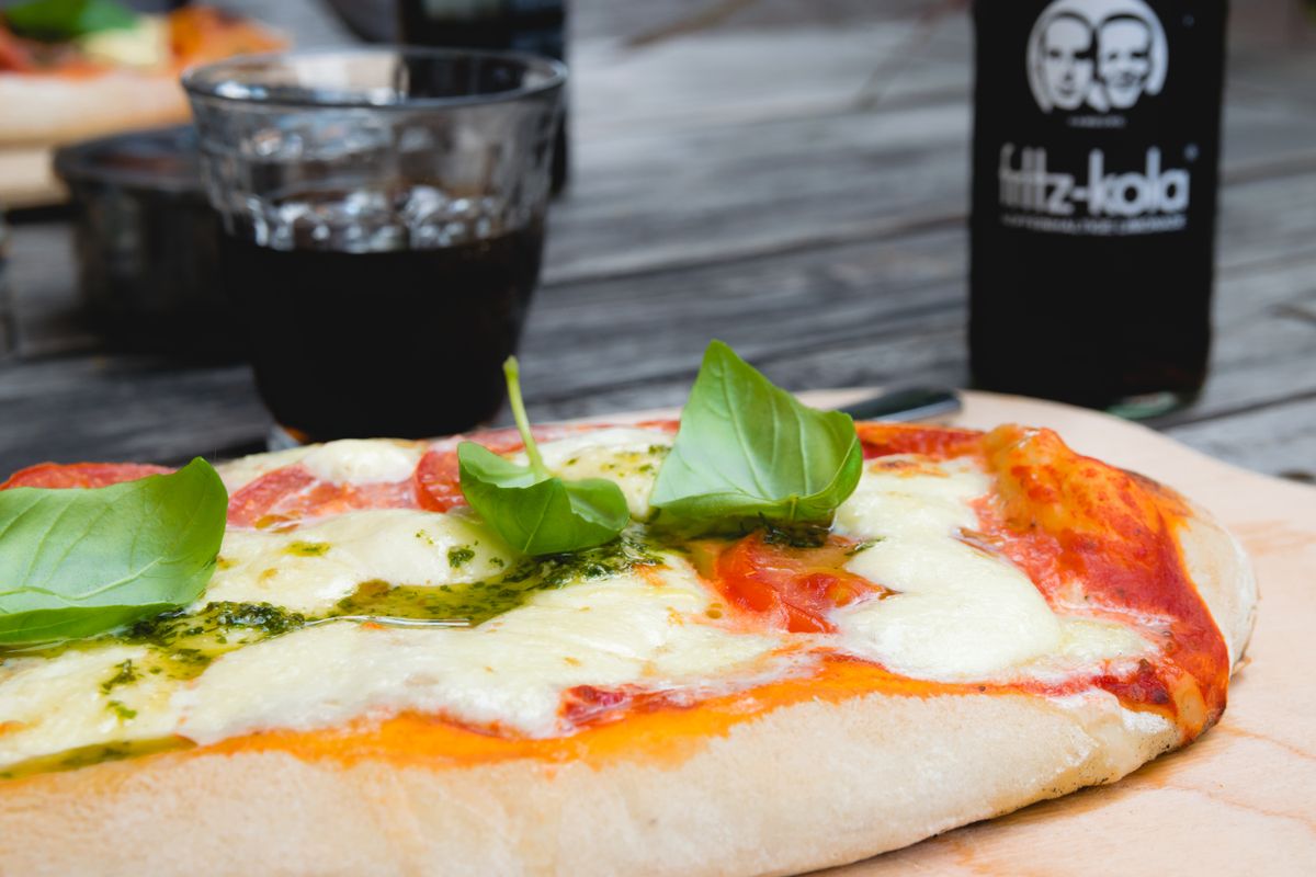 Pizza margherita com manjericão fresco