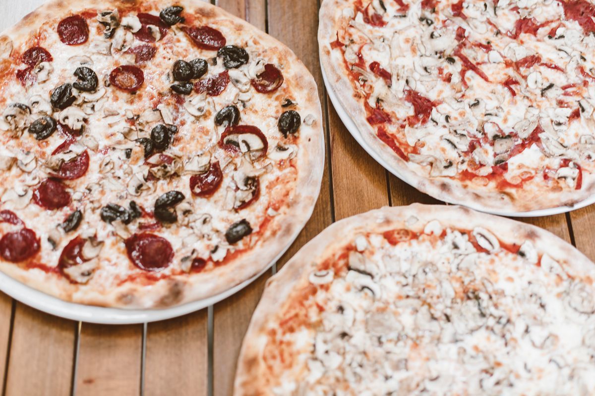 Pizzas artesanais recém-assadas
