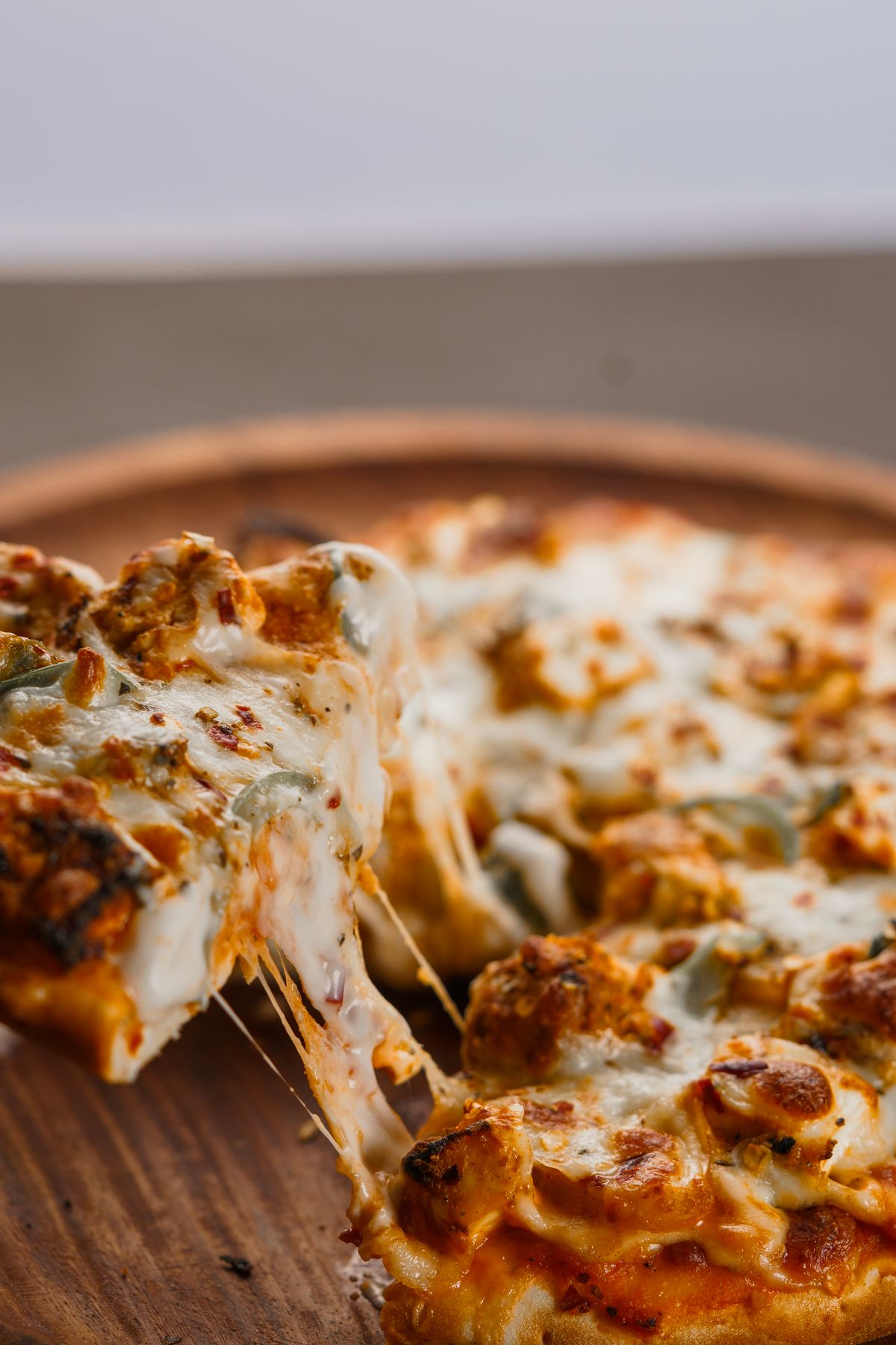 Fatia de pizza com queijo derretido